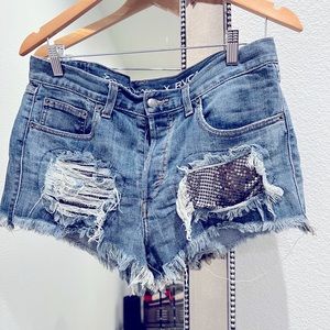 RVCA + ERIN WASSON COLLAB DENIM SHORTS W/ METAL CHAIN SIZE: 30 COLOR: MED BLUE
